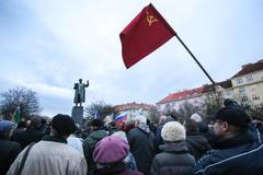 Protest proti vysvětlující tabulce u sochy maršála Koněva - pořádala KSČM