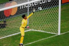 Peruánský brankář Pedro Gallese likviduje v semifinále jihoamerického šampionátu "panenkovskou" penaltu Eduarda Vargase z Chile