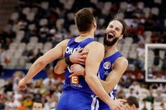 basketbal, MS 2019, Česko - Turecko, Jaromír Bohačík (vlevo) a Vojtěch Hruban slaví vítězství a postup