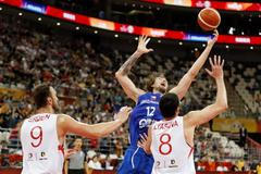 basketbal, MS 2019, Česko - Turecko, Ondřej Balvín (v modrém) se pokouší vyzrát na tureckou obranu