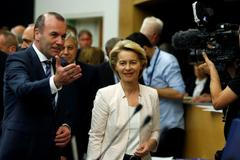 Ursula von der Leyenová v Evropském parlamentu, kde ji vítá Manfred Weber.