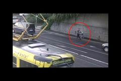 Chlapec utekl matce. Na odrážedle dojel mezi auty až k Letenskému tunelu