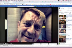 Čtvrtníček se vysmívá kritikům karlovarského festivalu: Jedu si do zbrojovky vybrat novou pistoli