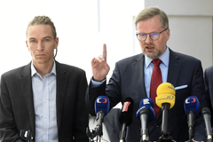 Zleva předseda Pirátů Ivan Bartoš a předseda ODS Petr Fiala.