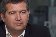 Chceme radikálně omezit kontakt lidí, ne úplně zničit život v Česku, říká Hamáček