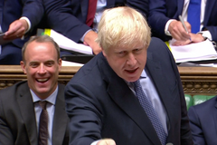 Boris Johnson útočil na lídra opozice Corbyna a nazval ho chlorovaným kuřetem