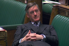 Ztělesnění arogance a neúcty. Ležérní póza člena britské vlády pohoršila politiky