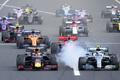 Max Verstappen v Red Bullu a Lewis Hamilton v Mercedesu bojují po startu VC Maďarska formule 1 2019