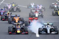 Max Verstappen v Red Bullu a Lewis Hamilton v Mercedesu bojují po startu VC Maďarska formule 1 2019