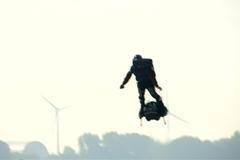 Zapata úspěšně přeletěl Lamanšský průliv na flyboardu. Záběry z vrtulníku