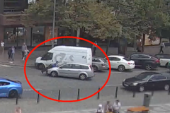 Řidič odmítl řešit přestupek, nerespektoval zákonné výzvy a vozidlem najel na strážníka