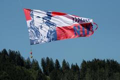 Vlajka s portrétem Nikiho Laudy nad Red Bull RIngem před startem VC Rakouska formule 1 2019