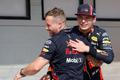 Max Verstappen (vpravo) slaví s členem týmu Red Bull vítězství v kvalifikaci na Vlekou cenu Maďarska formule 1