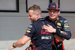 Max Verstappen (vpravo) slaví s členem týmu Red Bull vítězství v kvalifikaci na Vlekou cenu Maďarska formule 1