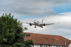 Letadlo Kenya Airways nad domem v Londýně - ilustrační foto.