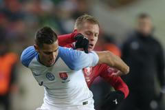 David Hancko a Matěj Vydra v zápase Ligy národů Česko - Slovensko.
