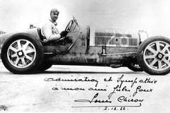 Louis Chiron v Bugatti T 51 na vlastnoručně podepsané pohlednici z roku 1932