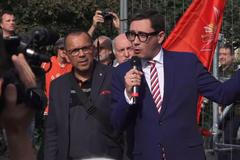 Nejste ruští trolové, vytrvejte, povzbuzoval Ovčáček odpůrce zakrývání Koněvovy sochy