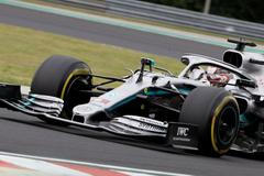 Lewis Hamilton v Mercedesu při pátečním tréninku na Velkou cenu Maďarska formule 1