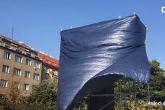 Přímý přenos: Protest proti zakrytí sochy maršála Koněva