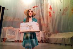 Charlotte: Tříbarevná hra se zpěvy