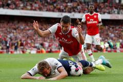 Premier League: Arsenal vs. Tottenham Hotspur, Harry Kane, Sokratis Papastathopoulos