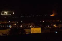 Plameny vycházející z místa, kde na severu Kypru dopadla raketa.