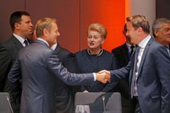 Předseda Evropské rady Donald Tusk (vlevo) a lídři členských zemí.