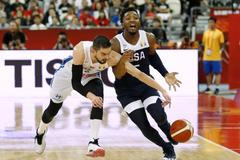 Tomáš Satoranský a Donovan Mitchell v zápase MS Česko - USA