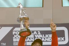 Pilot Ferrari Charles Leclerc symbolicky věnuje triumf ve Velké ceně Belgie formule 1 zesnulému Anthoine Hubertovi.