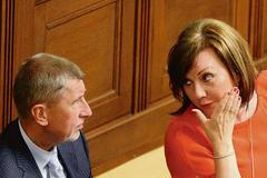 Nouzový stav delší, daně nižší. Je to dobře? Jaký bude rok 2021? Sledujte DVTV