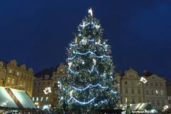 Vánoční strom na Staroměstském náměstí se rozzářil na titulní skladbu z Krkonošských pohádek