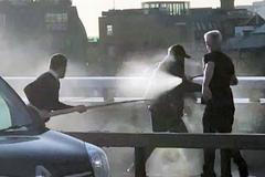 Lidé zpacifikovávají útočníka na London Bridge