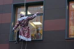 Trochu jiná služba záchranářů: Nemocné děti překvapili „Santové“ na lanech