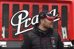 Aleš Loprais před novým speciálem Praga V4S při setkání s fanoušky před odjezdem na Rallye Dakar 2020