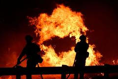 Požár v Kalifornni se rozšířil do bohatých čtvrtí. Ohrožuje rezidence celebrit