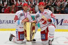Bratři Ondřej (vlevo) a Michal Kovařčíkovi oslavují titul třineckých hokejistů (2019)