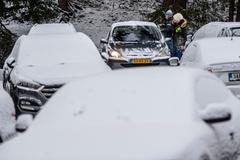 Parkoviště, auta, doprava, Pec pod Sněžkou, Krkonoše, kolaps