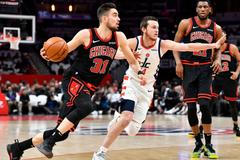 NBA 2019/20, Washington - Chicago: Tomáš Satoranský (s míčem) a Garrison Matthews