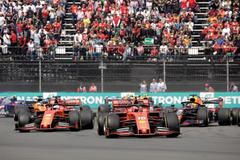 Charles Leclerc a Sebastian Vettel v čele Velké ceny Mexika 2019