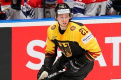 Německý hokejový obránce Moritz Seider na MS 2019 v Bratislavě