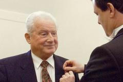 Pasování docenta Zdeňka Ježka, který se zasloužil o vymýcení černých neštovic, na Rytíře českého lékařského stavu