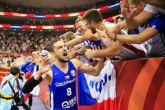 basketbal, MS 2019, Česko - Turecko, Tomáš Satoranský slaví s fanoušky vítězství a postup