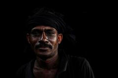 Obrazem: Tady končí staré pneumatiky ze Západu. Dělníci je pálí a vdechují černý kouř