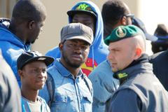 Poslední migranti žijící v táboře Mineo se pod dohledem policie přesunuli jinam.