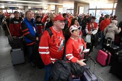 Kanadští fanoušci na nádraží v Praze-Holešovicích, MS hokejistů do 20 let 2020