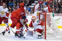 Hokejové MS juniorů 2019, Česko - Rusko: Jáchym Kondelík před brankářem Pjotrem Kočetkovem