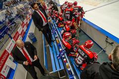 Vladimír Růžička na lavici Mountfieldu Hradec Králové v zápase na ledě Vítkovic