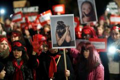 Protesty ve Francii proti násilí na ženách.