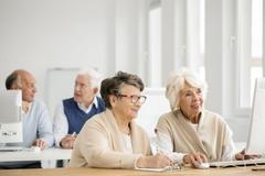 Starší lidé studují